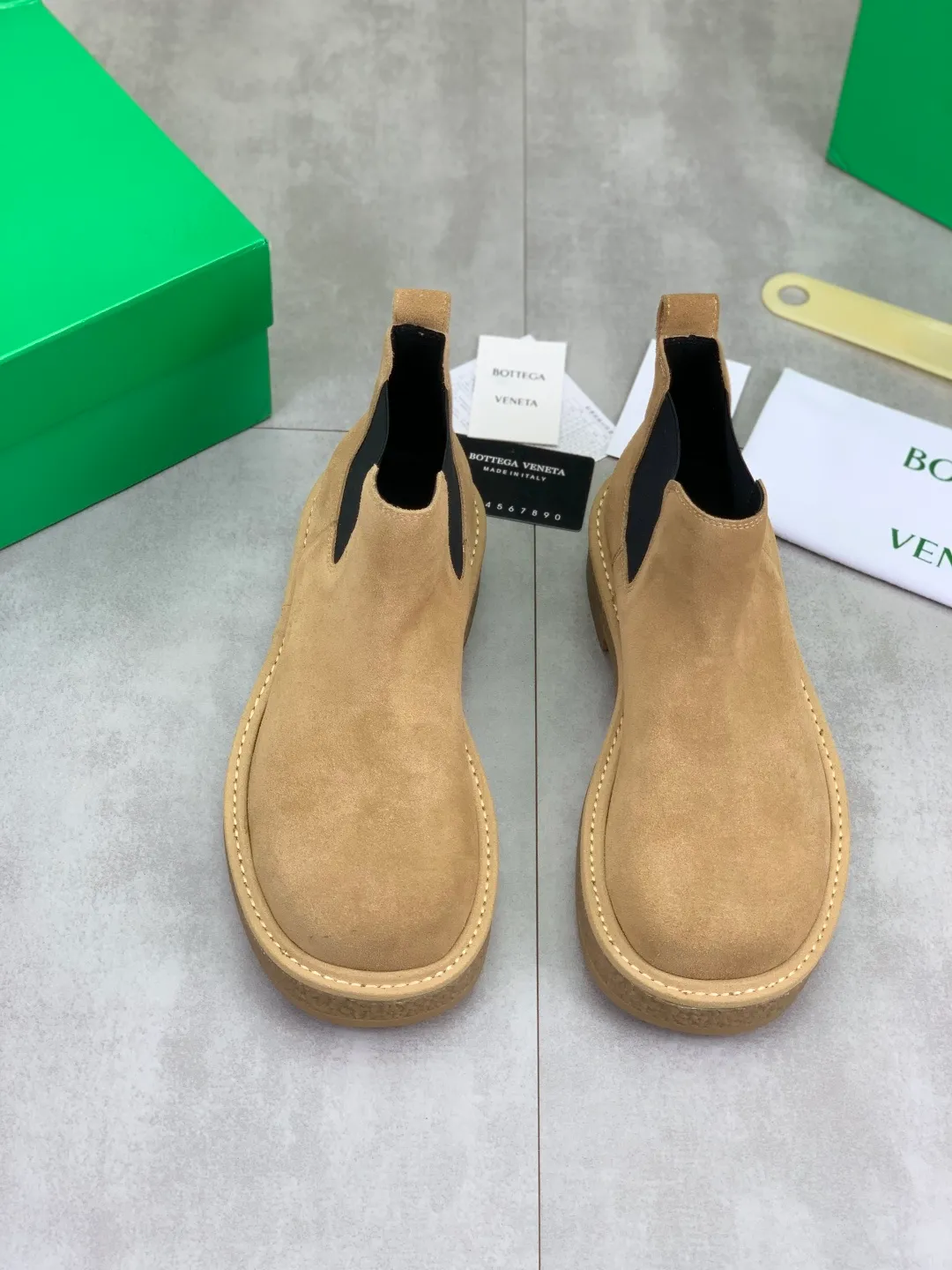 Men's men's shoes 💰P740 New model 💰 Top quality (beef tendon outsole series) 💎💎💎 BOTTEGA VENETA official website synchronizes the latest model, top version of the market's highest version of BV business leather shoes, accept material comparison, shoe type comparison, process comparison, practical and texture, versatile, suitable for any occasion, the more you look at it, the more flavorful it becomes. Pure hand-woven craftsmanship - upper material, imported original hand-woven calfskin - high-quality water-dyed sheepskin lining - original private model customized beef tendon outsole -Size: female 35-39 (34 40 customized) male 39-44 (38 45 customized) Comes with original BV green box, complete packaging.
